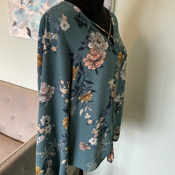 Floral knotted teal blouse - Picture 4 of 12